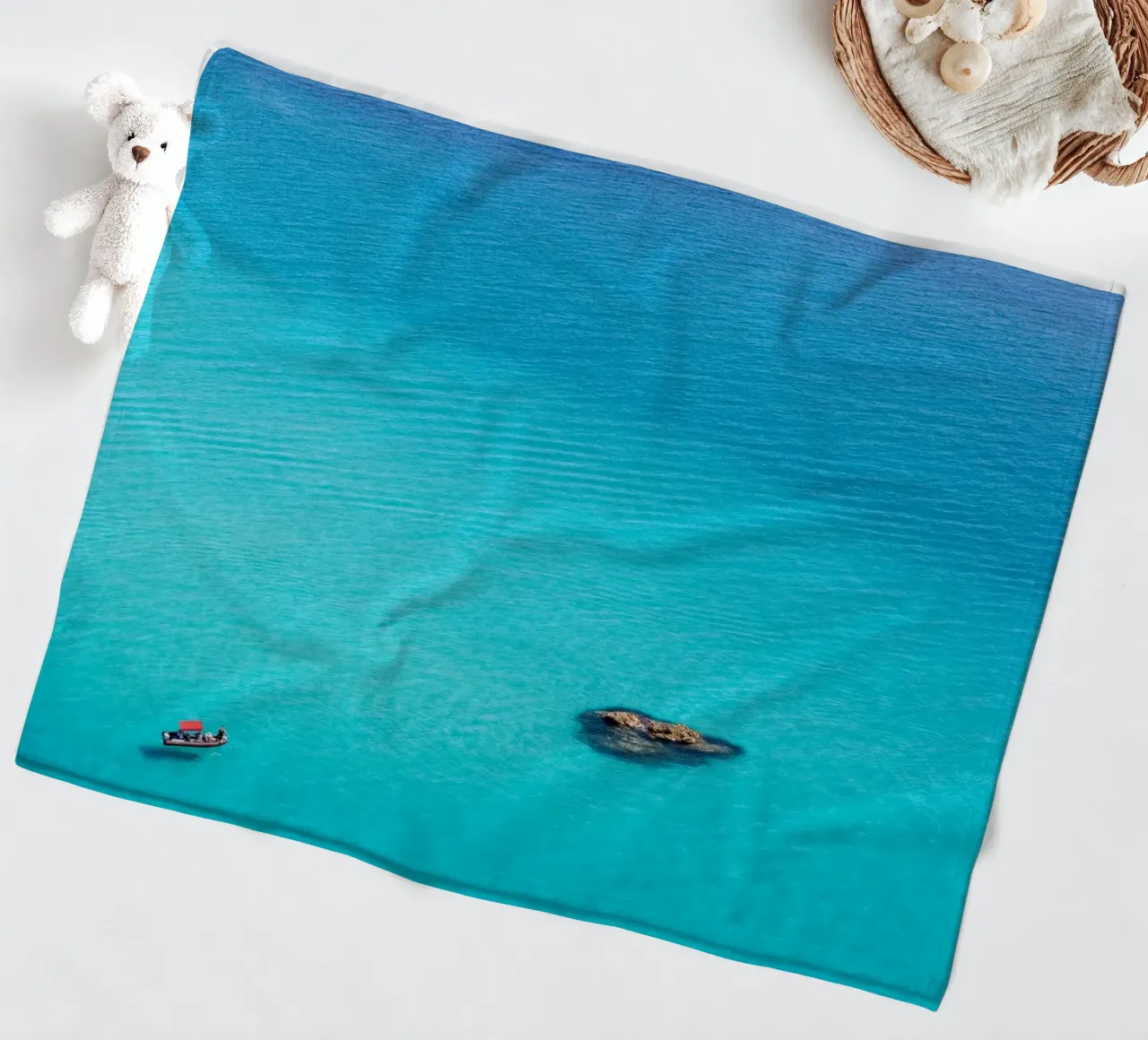 Sailing on the Mediterranean Sea coperta in pile da photolovers