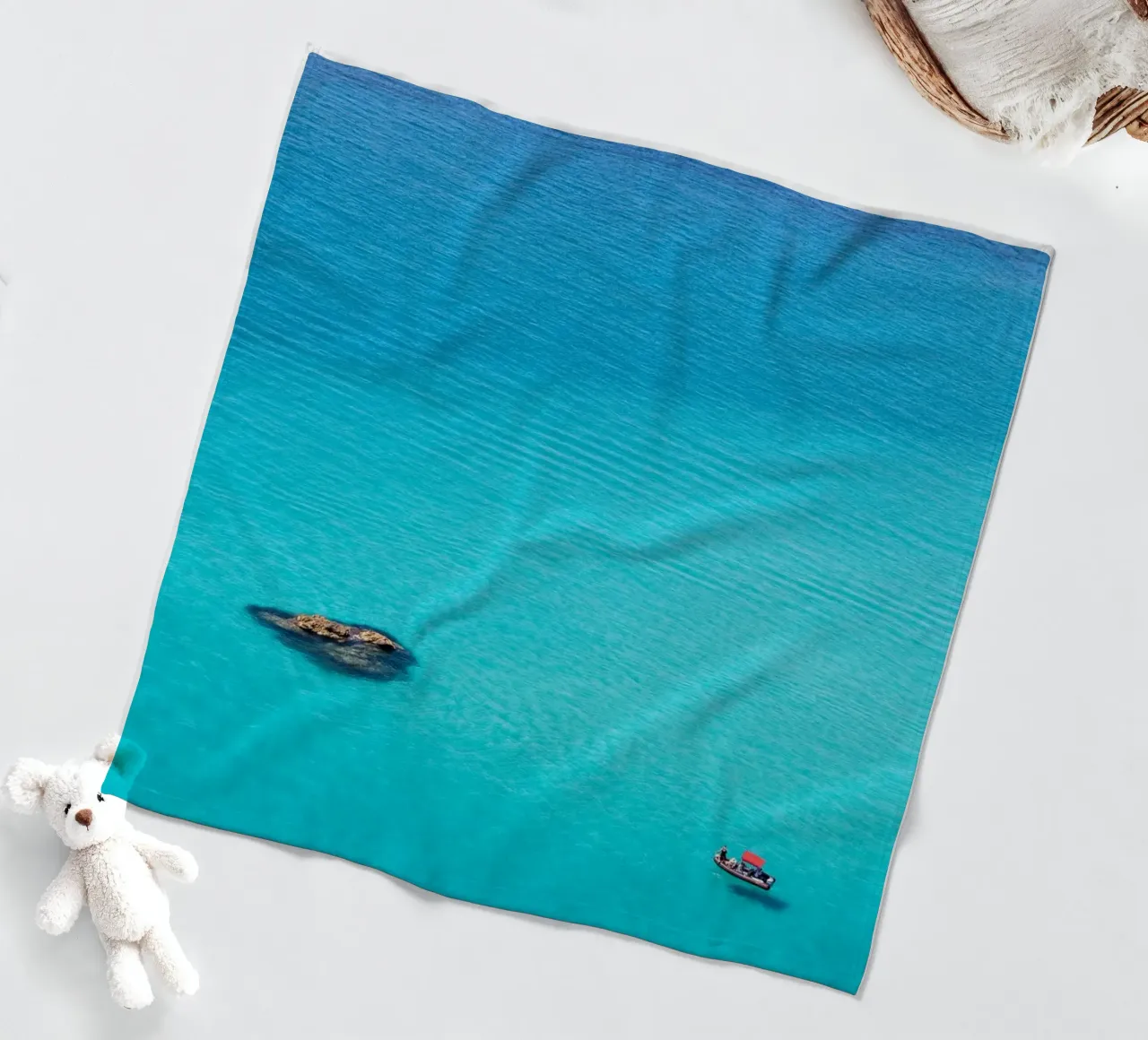 Sailing on the Mediterranean Sea coperta in pile da photolovers