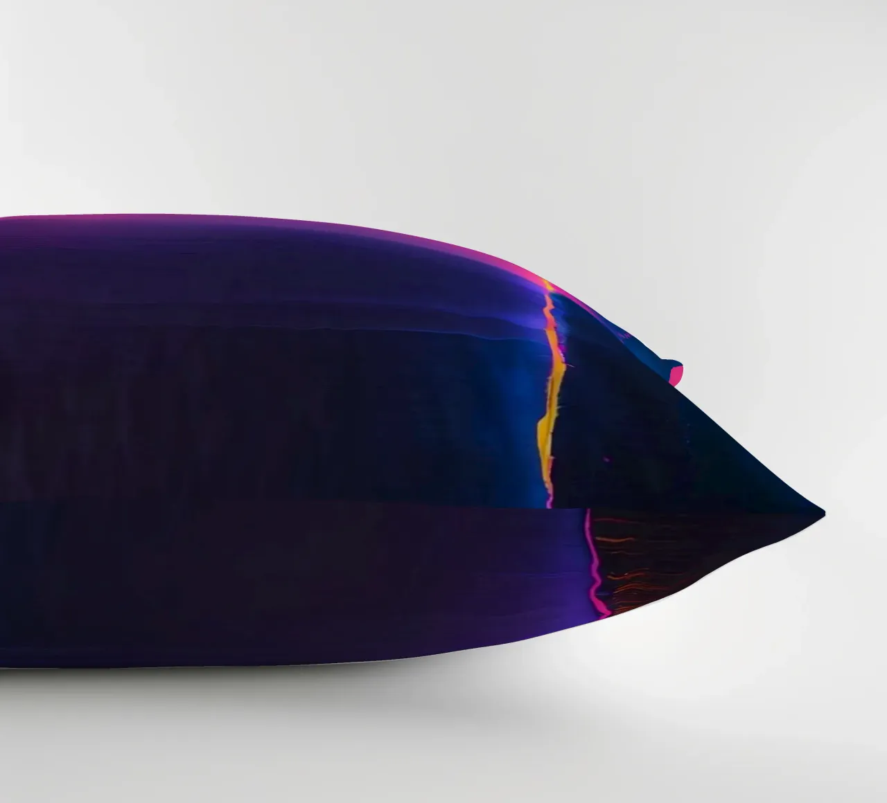 Astratto digitale glitch con tonalità rosa, arancione e viola cuscino da DesignDoodle