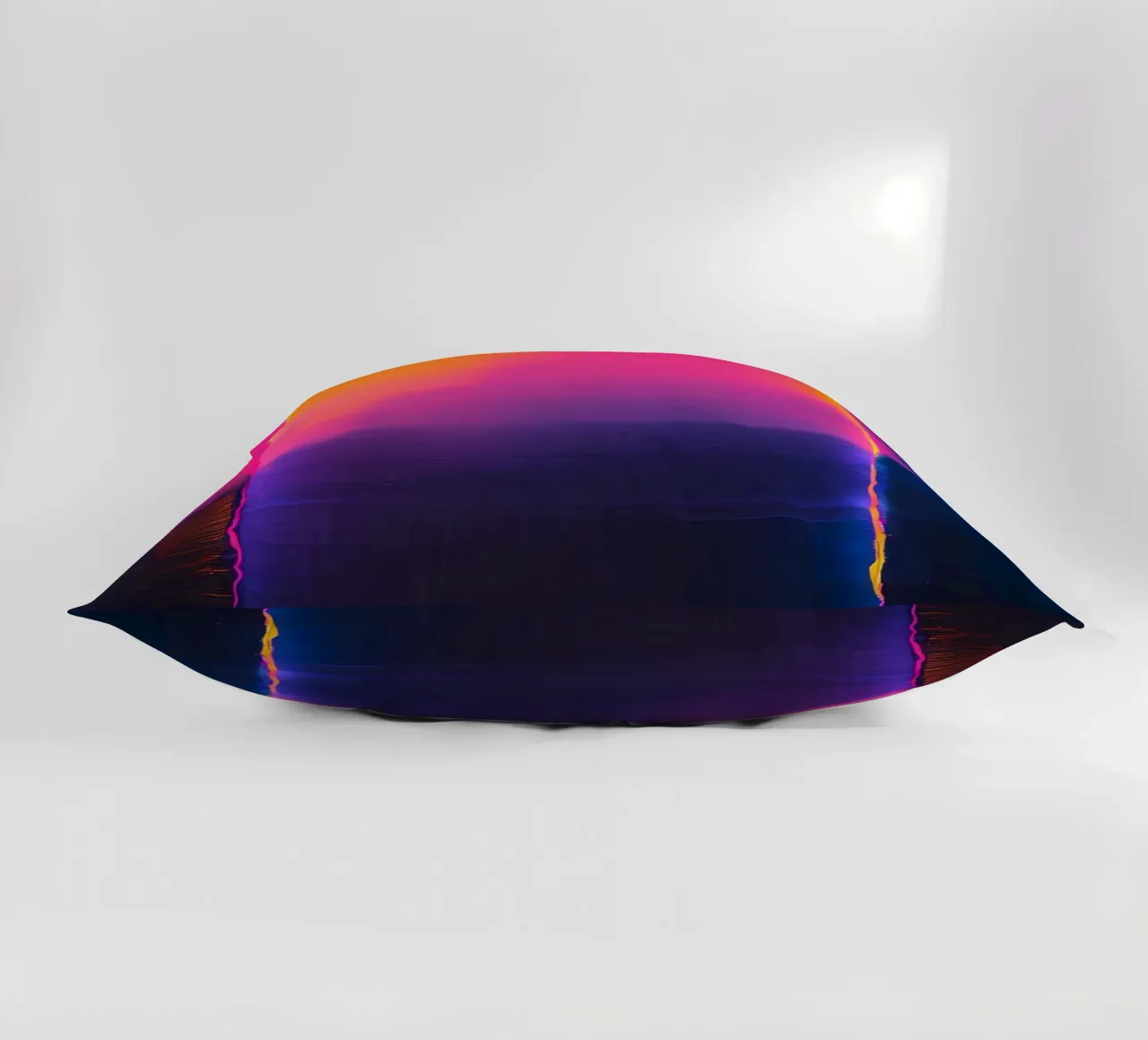 Astratto digitale glitch con tonalità rosa, arancione e viola cuscino da DesignDoodle