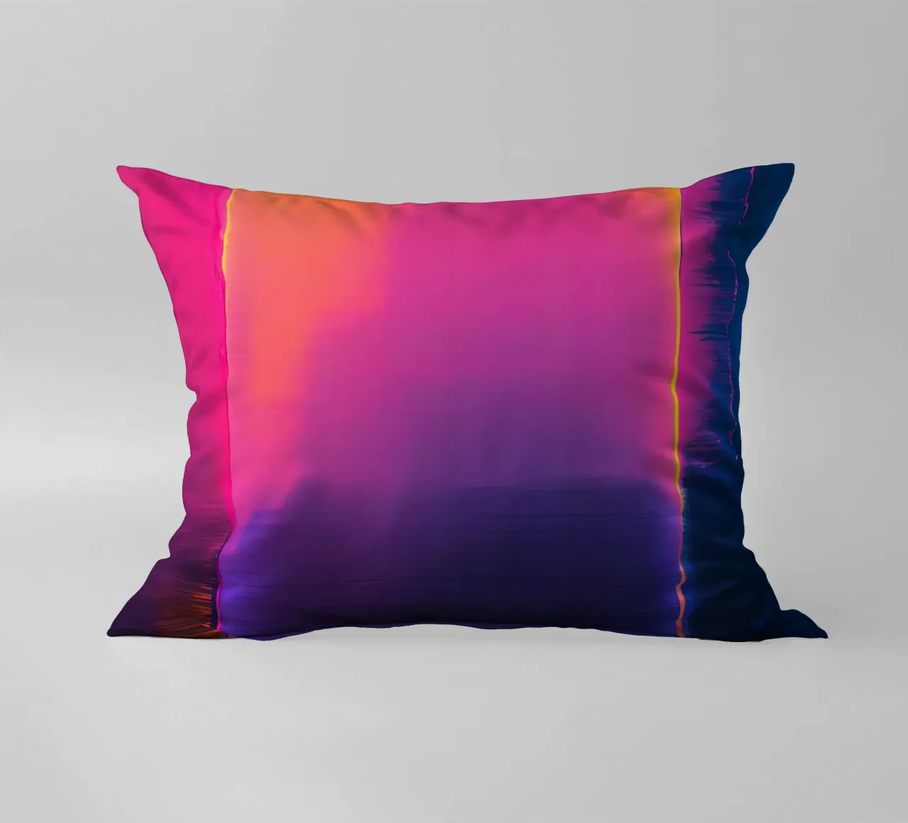 Astratto digitale glitch con tonalità rosa, arancione e viola cuscino da DesignDoodle
