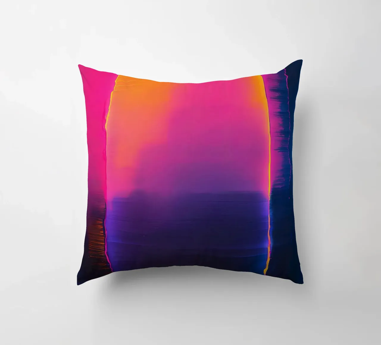 Astratto digitale glitch con tonalità rosa, arancione e viola cuscino da DesignDoodle