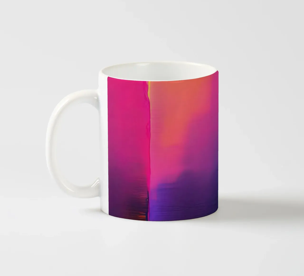 Astratto digitale glitch con tonalità rosa, arancione e viola tazza in ceramica da DesignDoodle