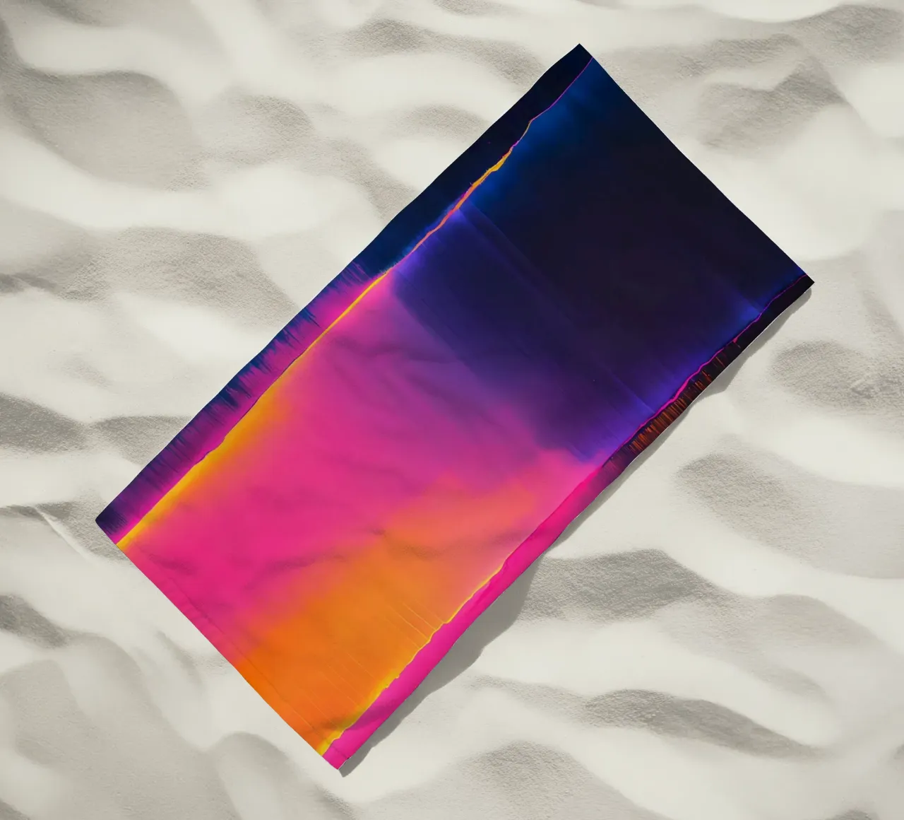 Astratto digitale glitch con tonalità rosa, arancione e viola telo mare da DesignDoodle