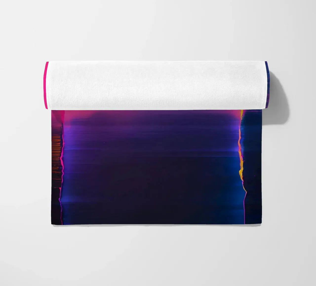 Astratto digitale glitch con tonalità rosa, arancione e viola telo mare da DesignDoodle