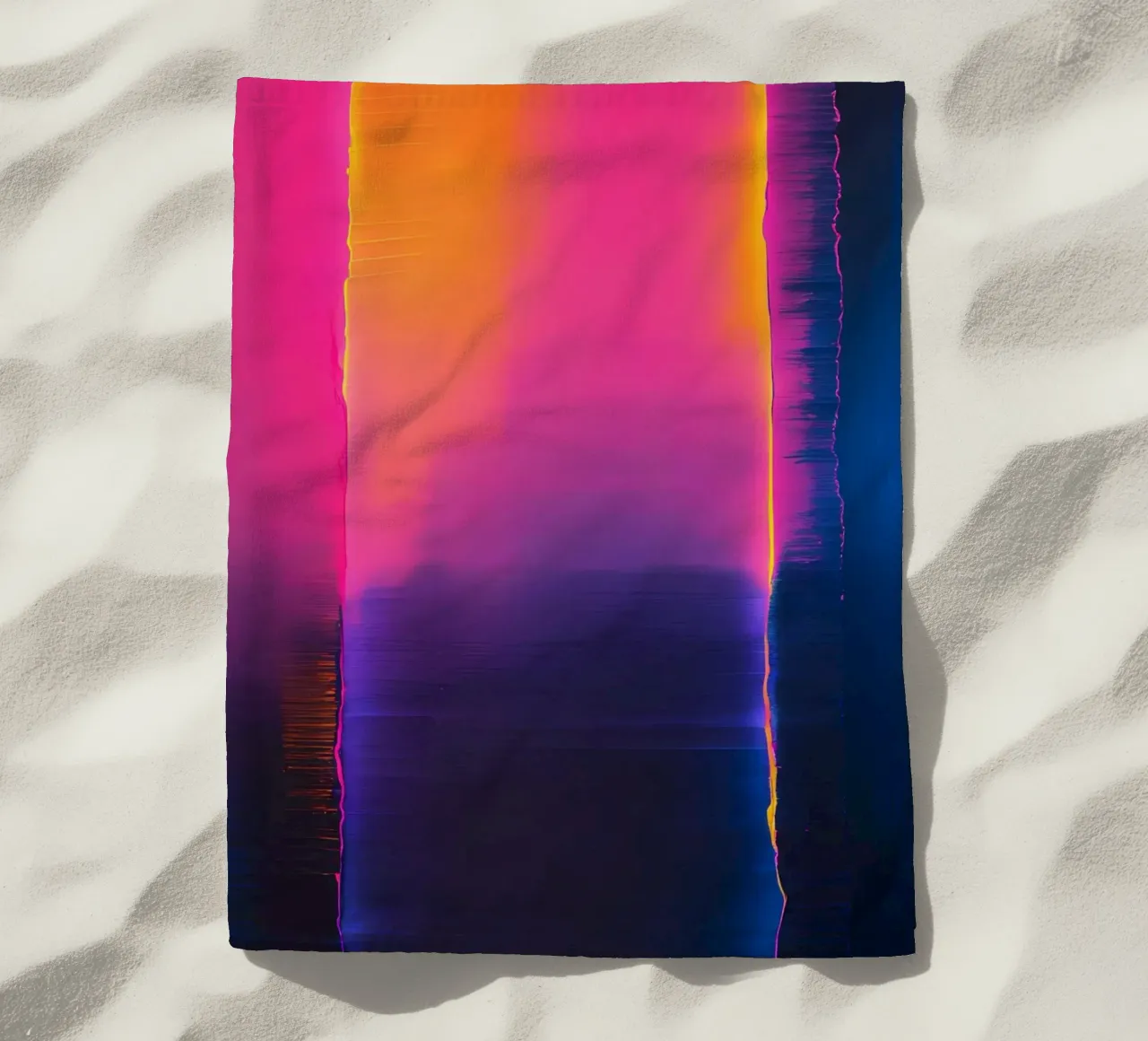 Astratto digitale glitch con tonalità rosa, arancione e viola telo mare da DesignDoodle