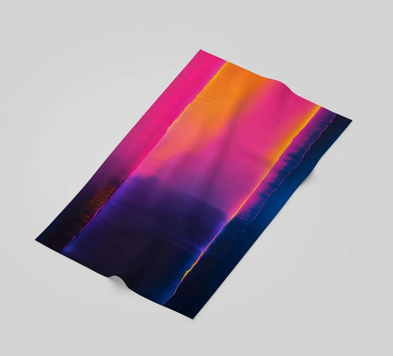 Astratto digitale glitch con tonalità rosa, arancione e viola telo mare da DesignDoodle