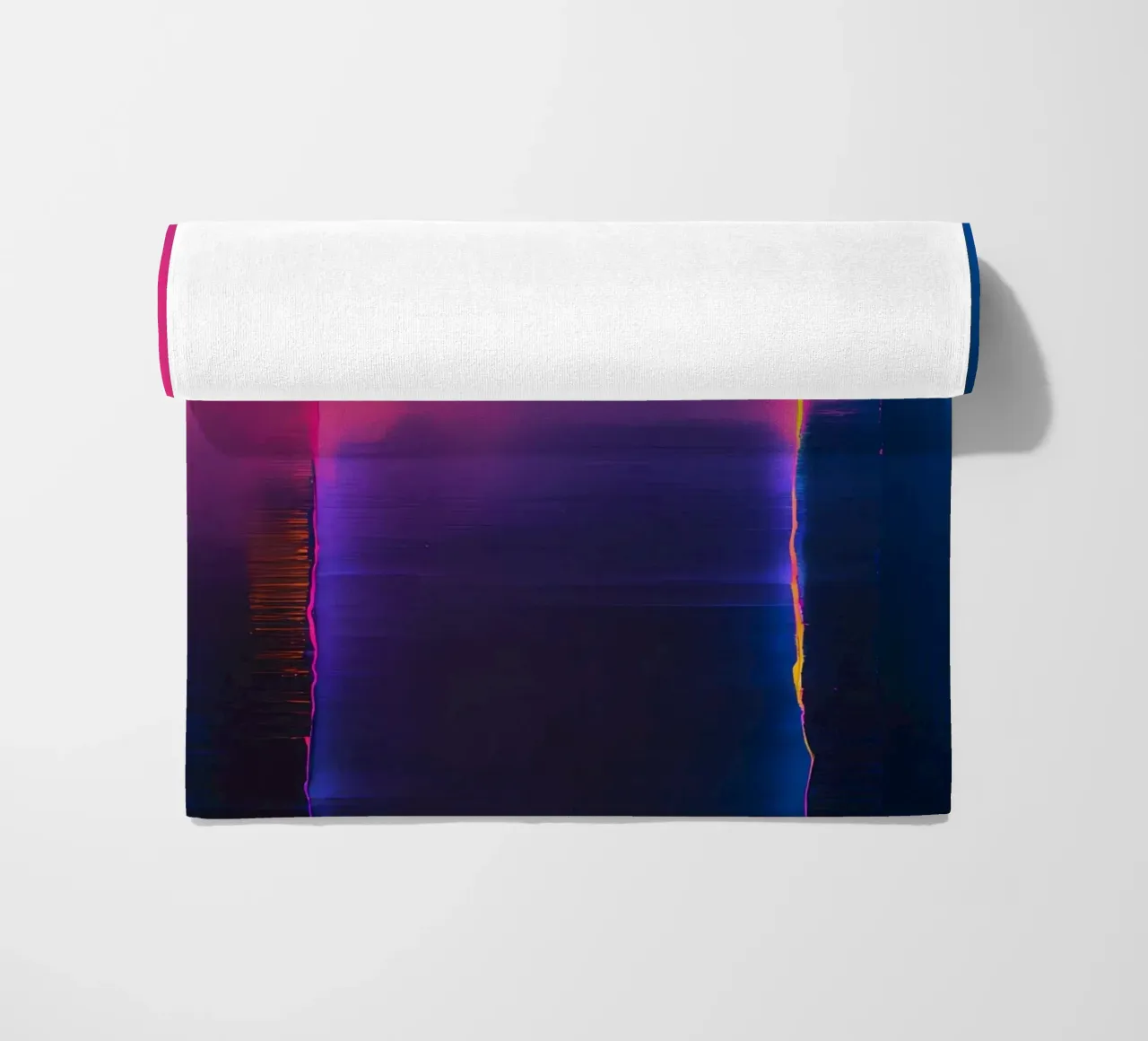 Astratto digitale glitch con tonalità rosa, arancione e viola telo mare da DesignDoodle