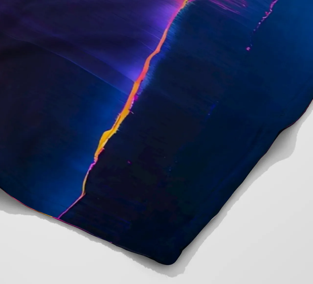 Astratto digitale glitch con tonalità rosa, arancione e viola coperta in pile da DesignDoodle