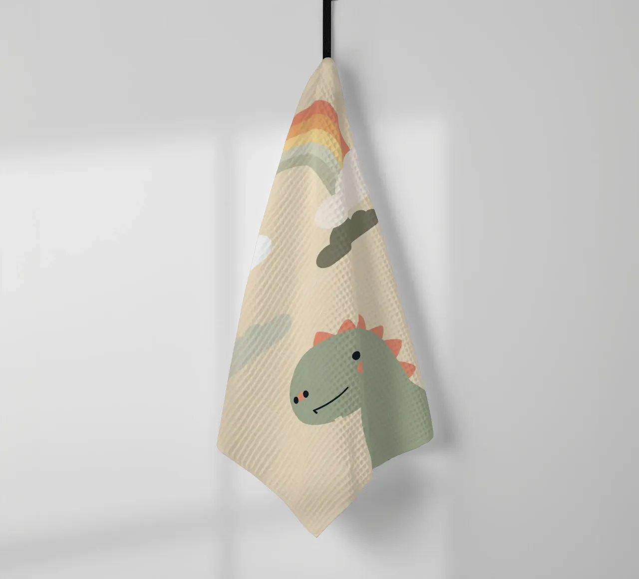 Illustration d'un mignon dinosaure et d'un arc-en-ciel torchon de DesignDoodle