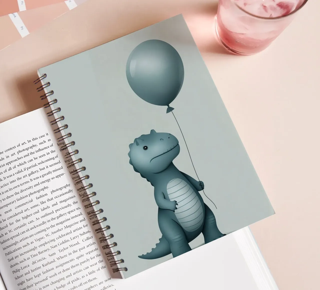 Dinosauro con in mano un palloncino diario ad anelli da DesignDoodle