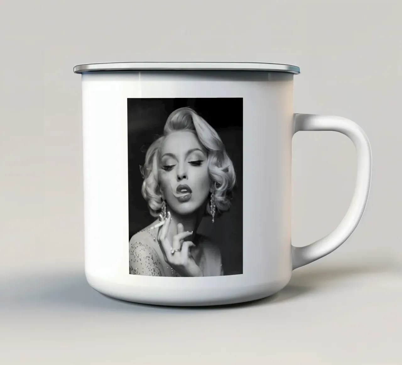 De mooie dame emaille mok van Shiva Shops