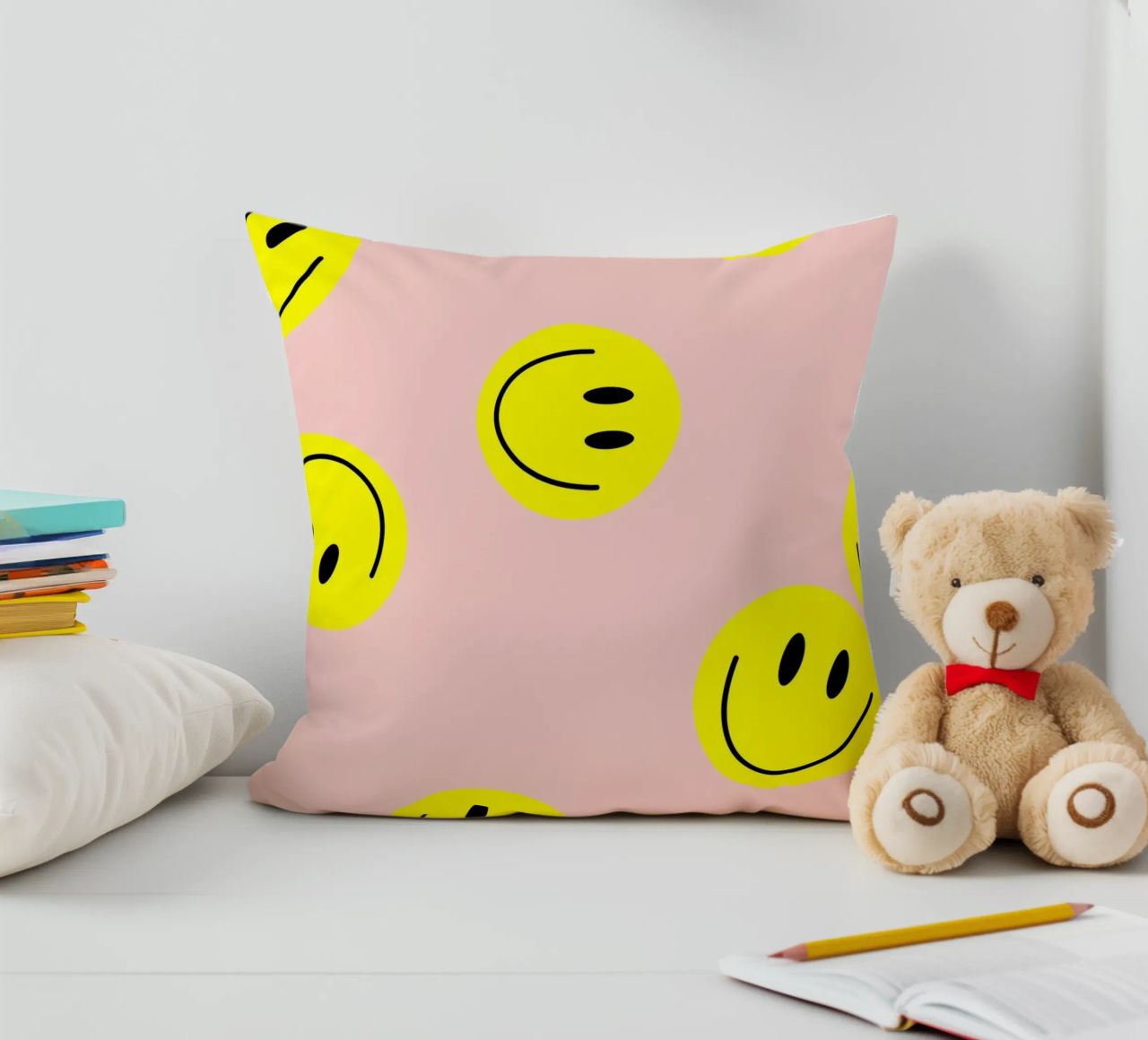 smiley flying coussin de Hej Ibiza by Ute Arnold