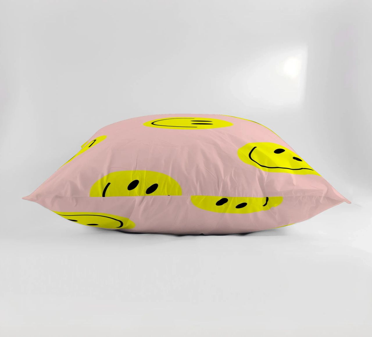 smiley flying coussin de Hej Ibiza by Ute Arnold