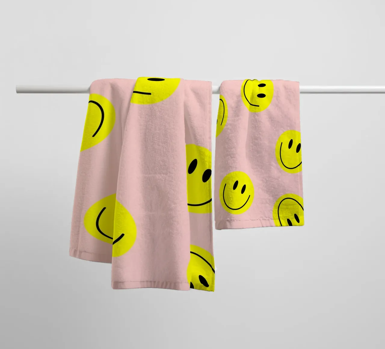 smiley flying asciugamano da bagno da Hej Ibiza by Ute Arnold