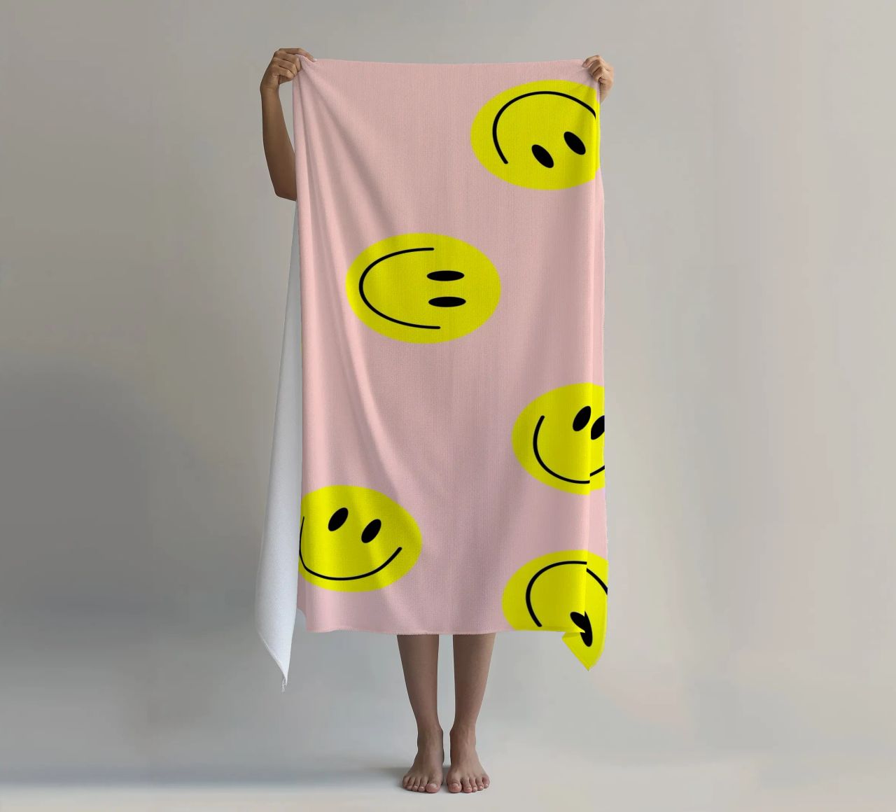 smiley flying serviette de plage de Hej Ibiza by Ute Arnold