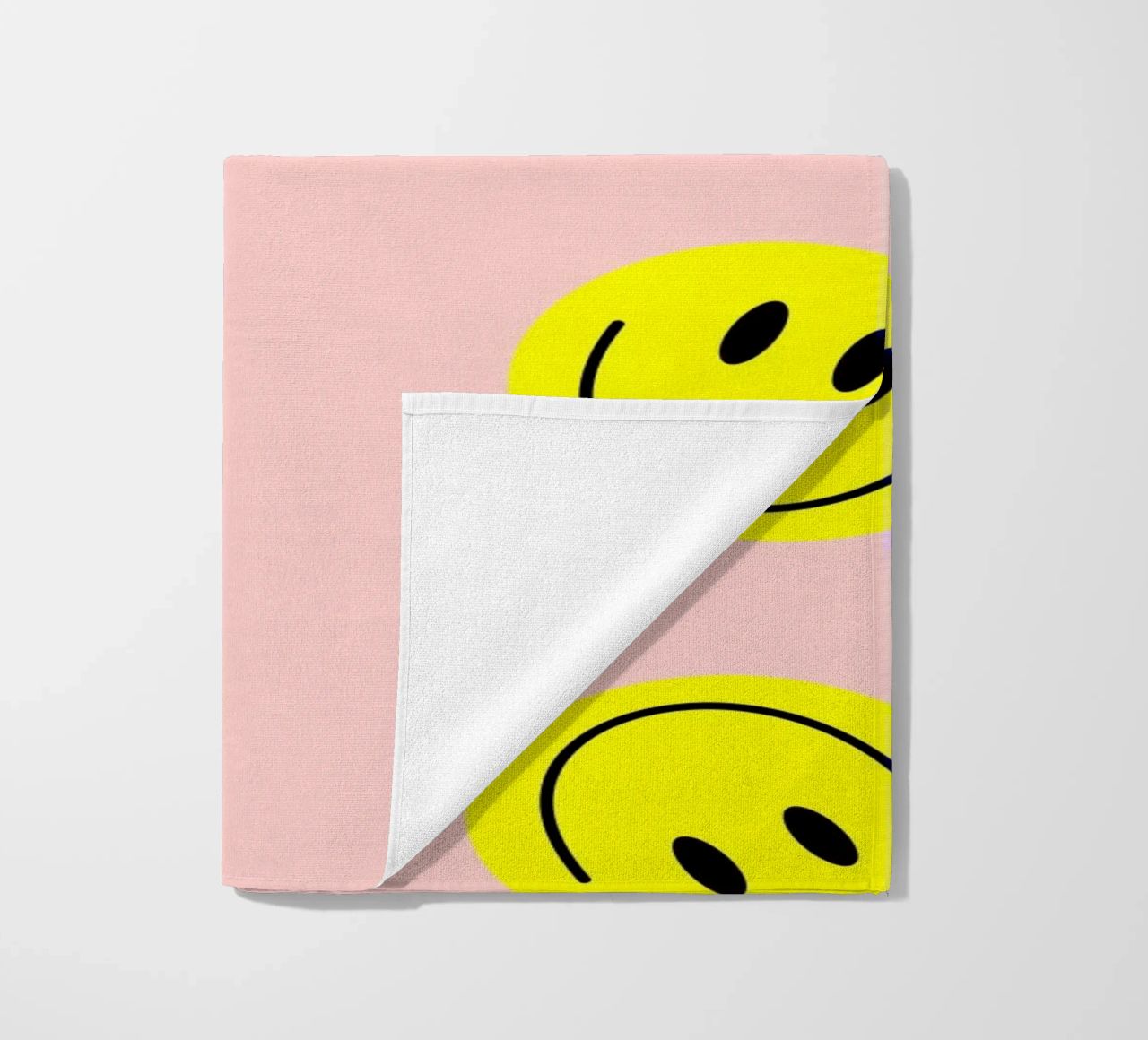 smiley flying serviette de plage de Hej Ibiza by Ute Arnold