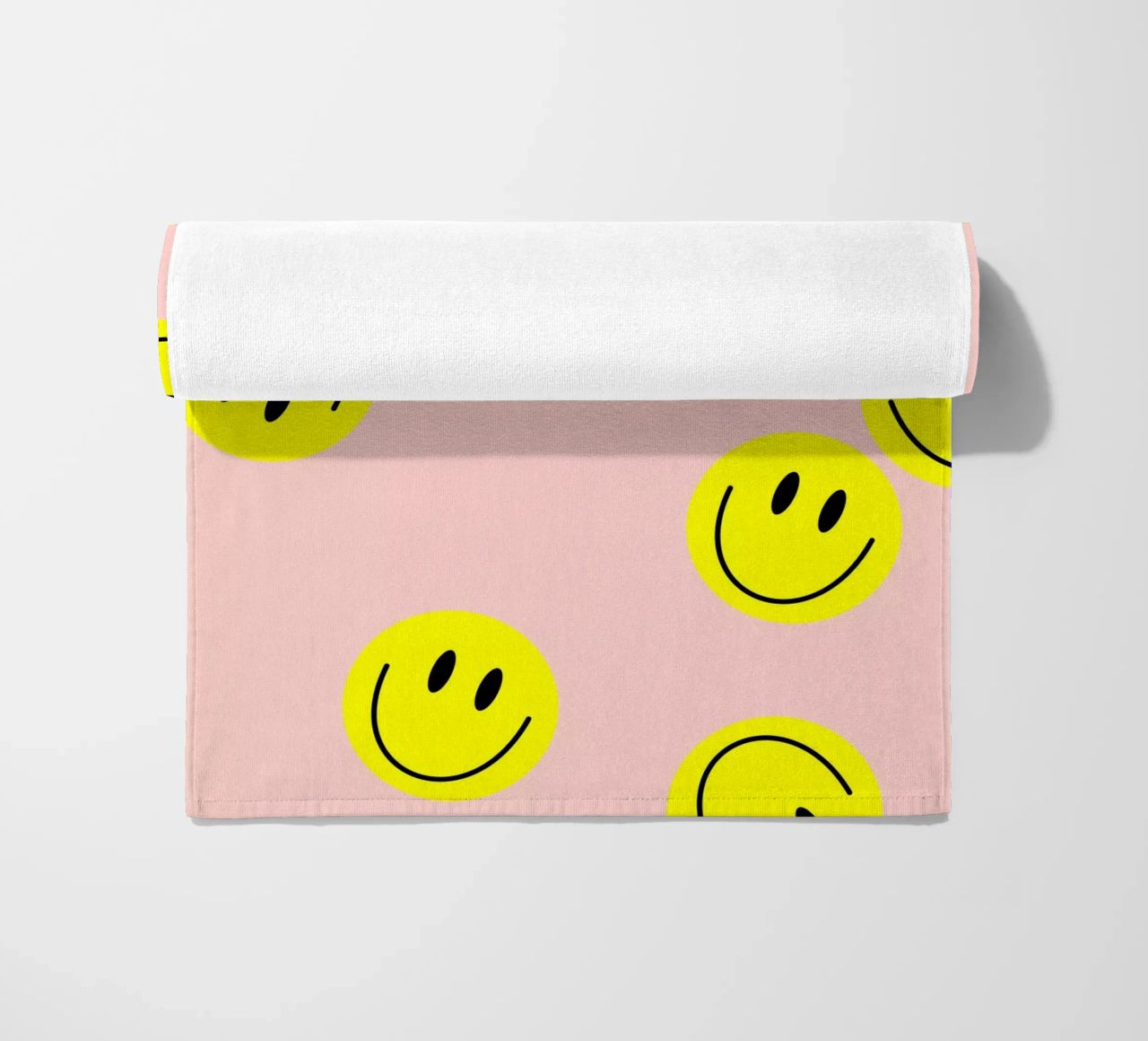 smiley flying serviette de plage de Hej Ibiza by Ute Arnold
