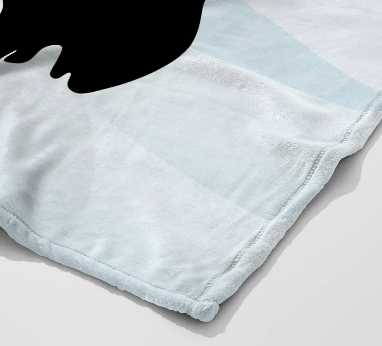 Gatto e verme #3 coperta in pile da Hightown Design