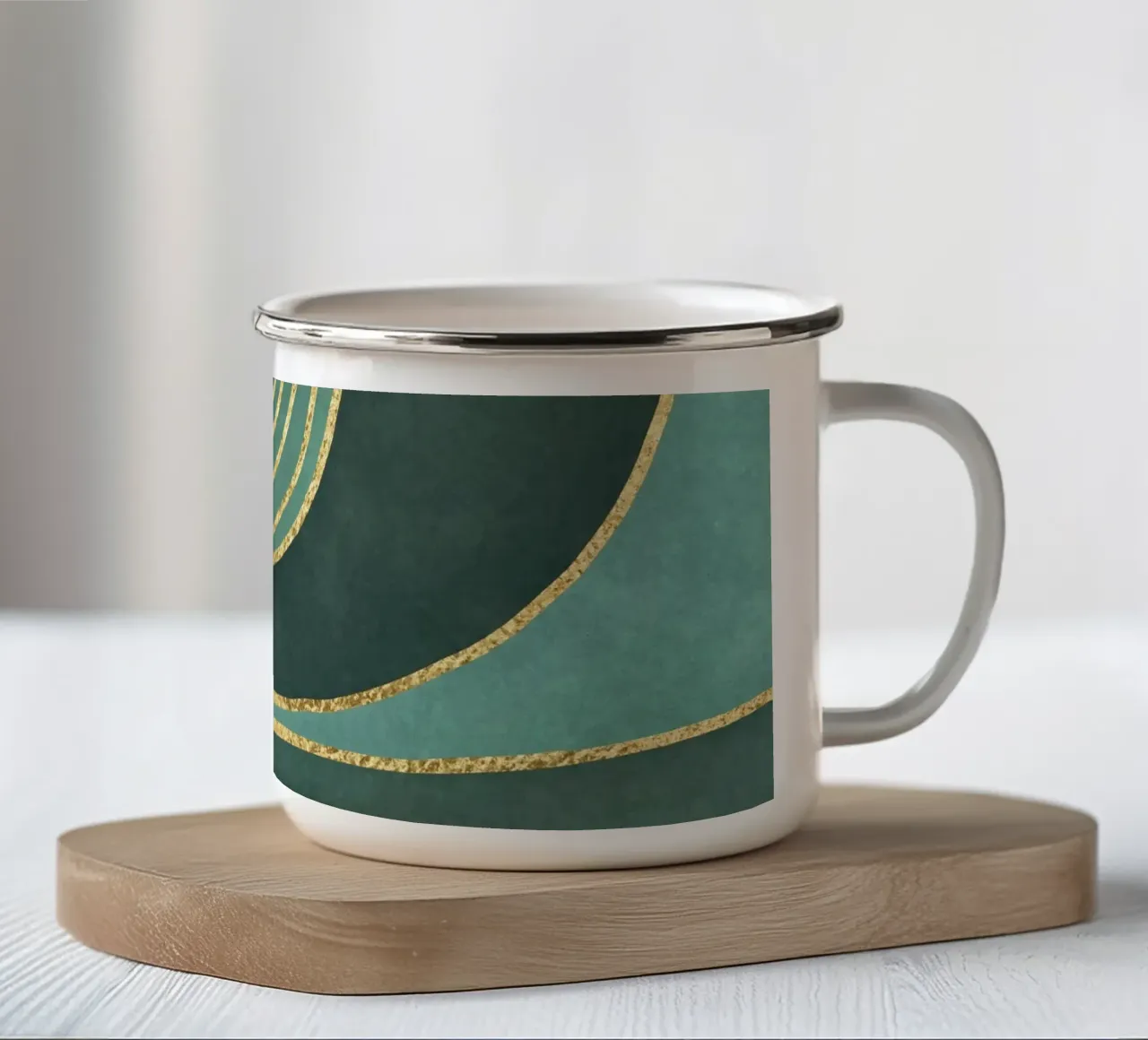 Forme d'arte di metà secolo verde verde oro tazza in smalto da Andrea Haase Contemporary Timeless