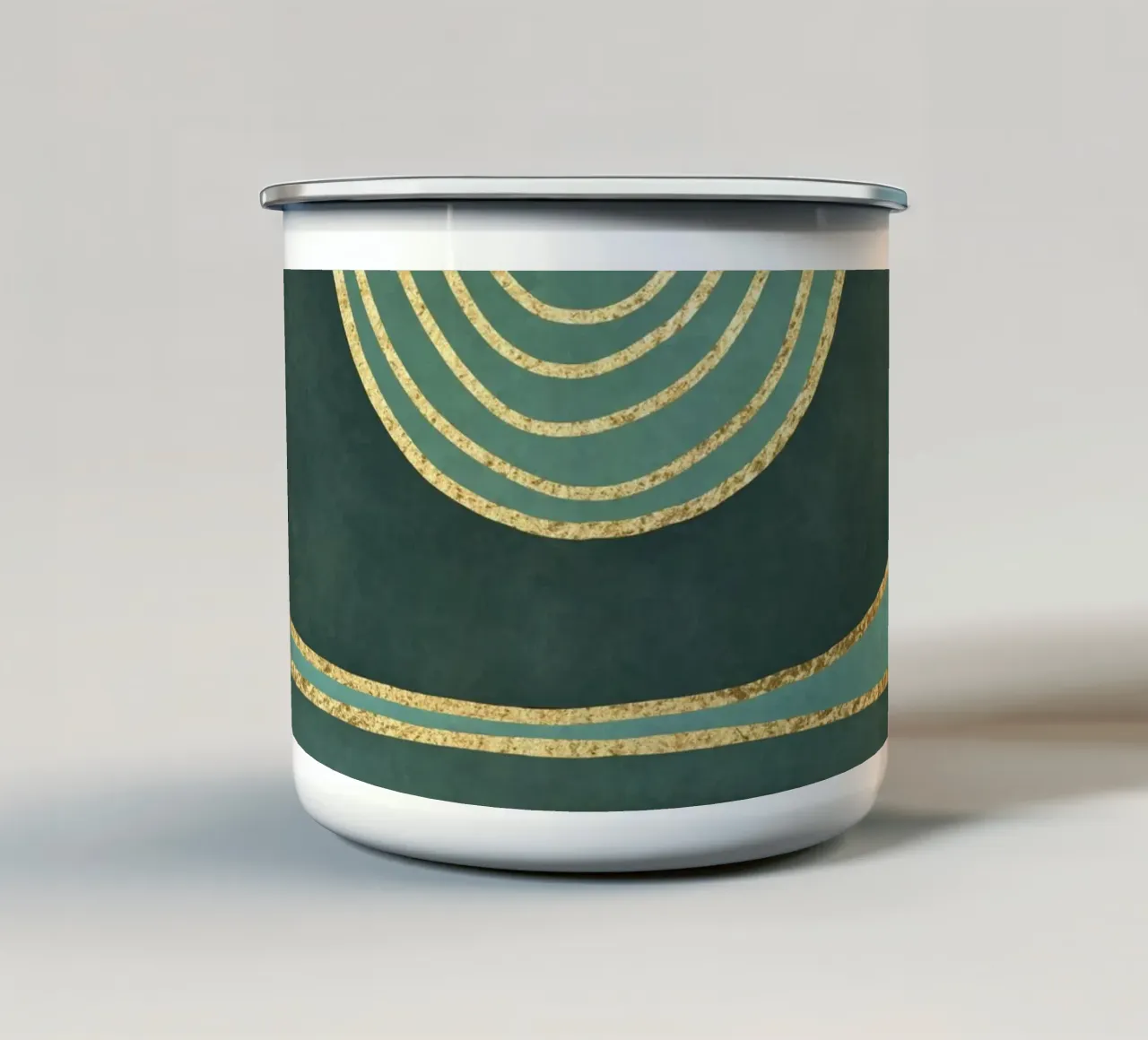 Forme d'arte di metà secolo verde verde oro tazza in smalto da Andrea Haase Contemporary Timeless