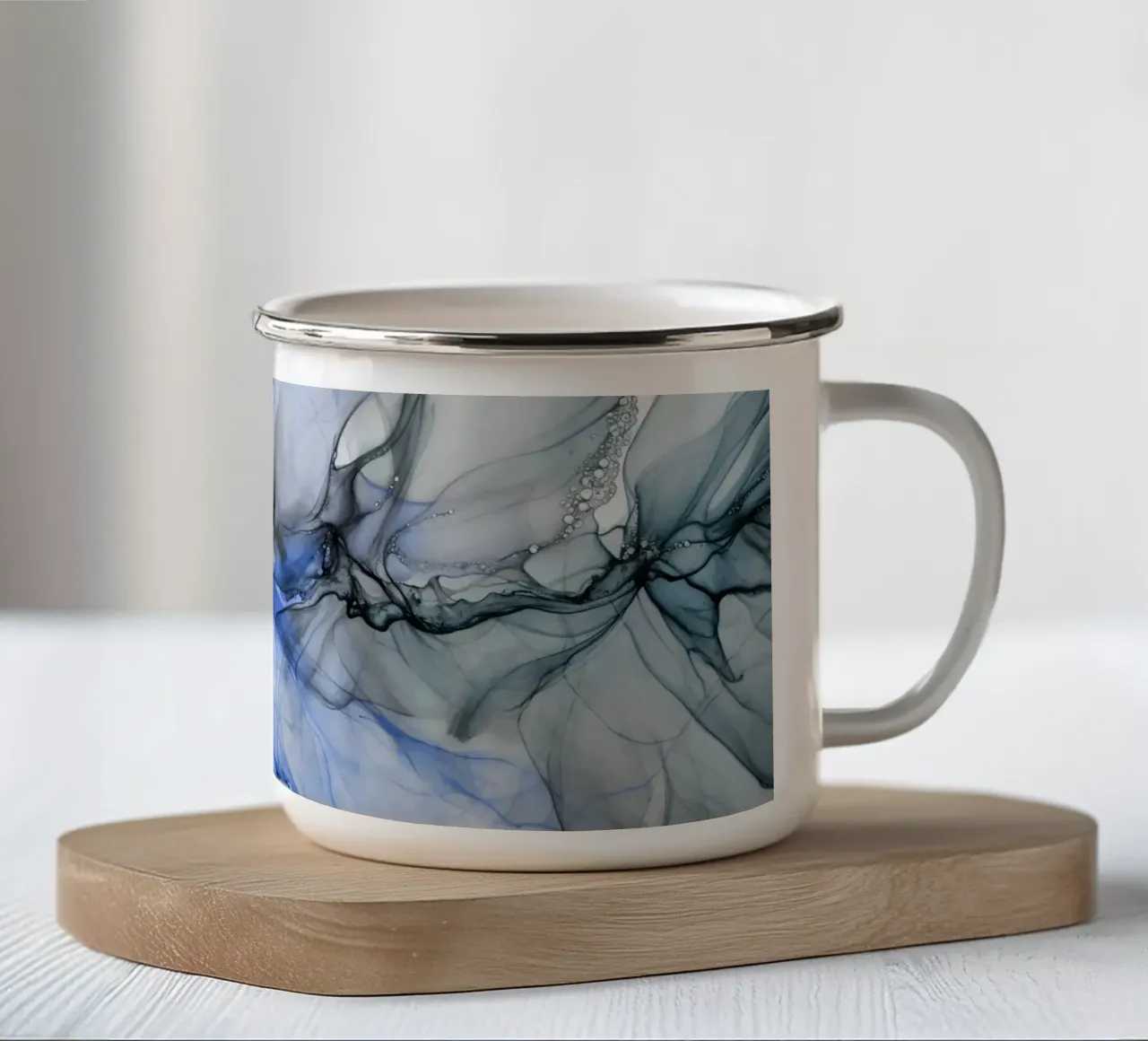 Inchiostro galleggiante Slow Motion blu e grigio tazza in smalto da Andrea Haase Contemporary Timeless