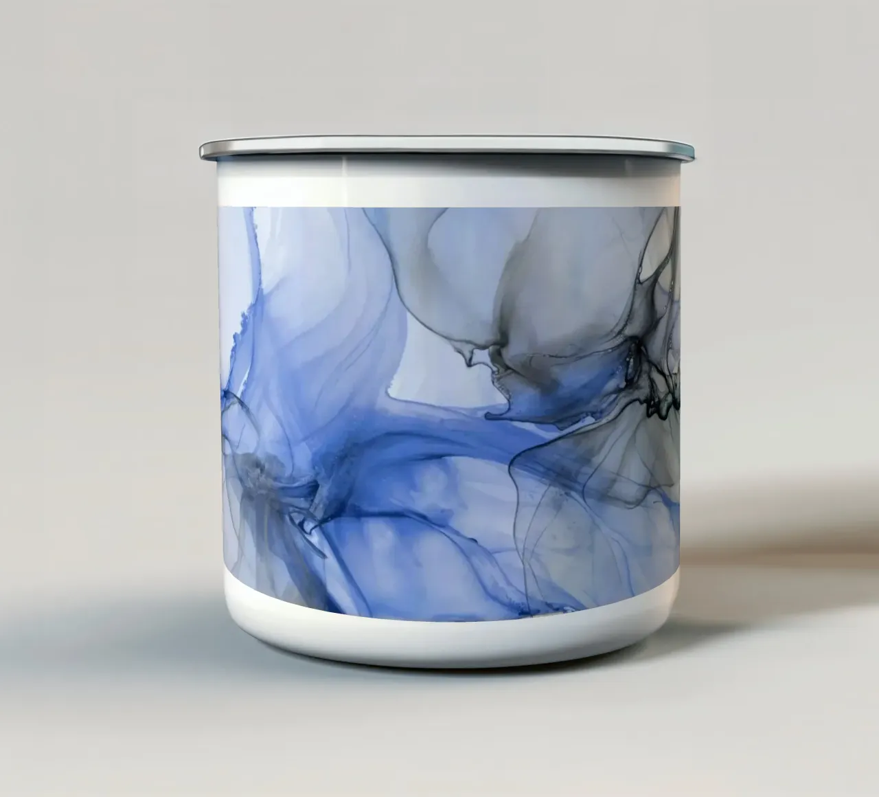 Inchiostro galleggiante Slow Motion blu e grigio tazza in smalto da Andrea Haase Contemporary Timeless
