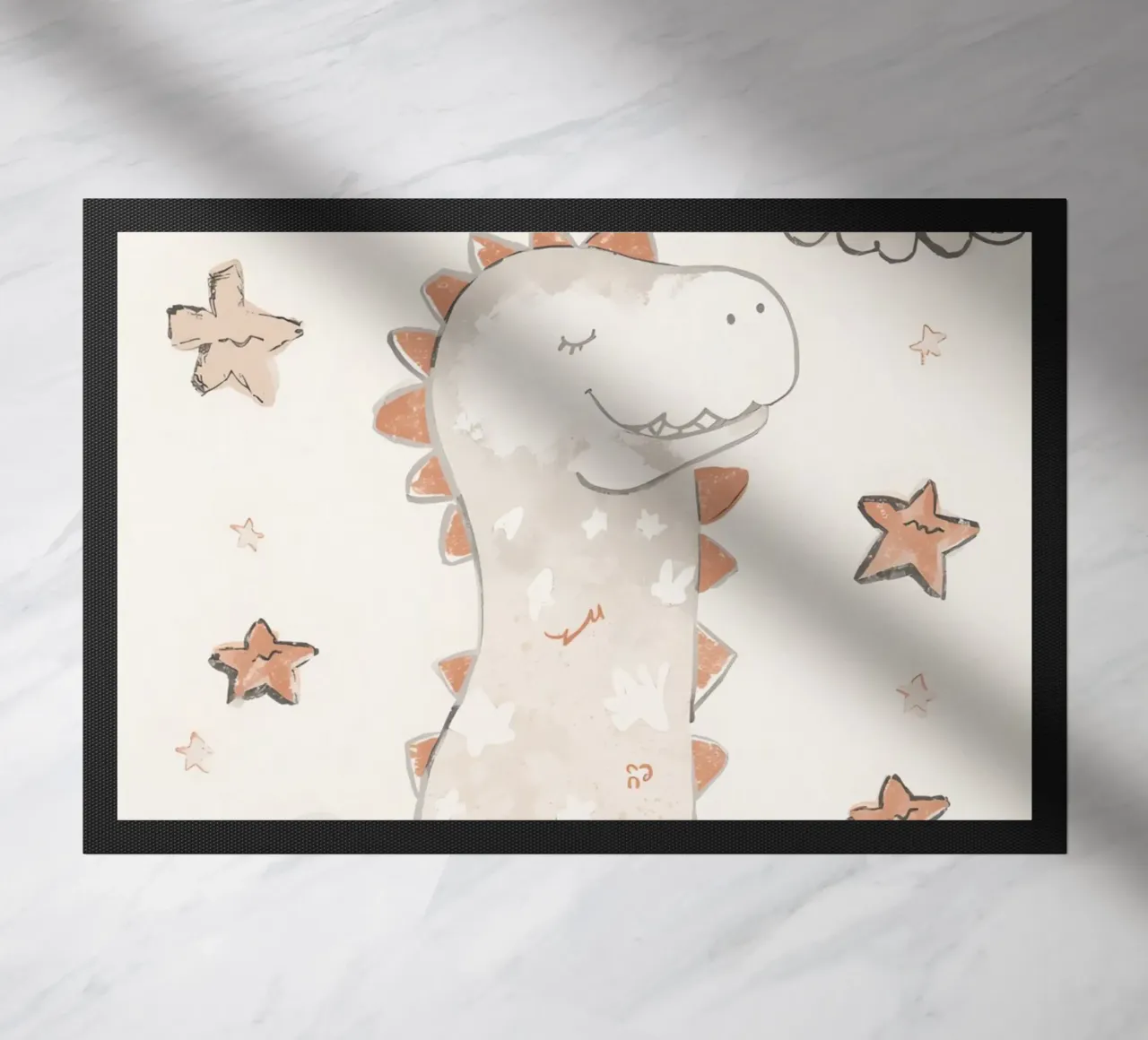 Simpática ilustración de un dinosaurio feliz con nubes y estrellas felpudo de DesignDoodle