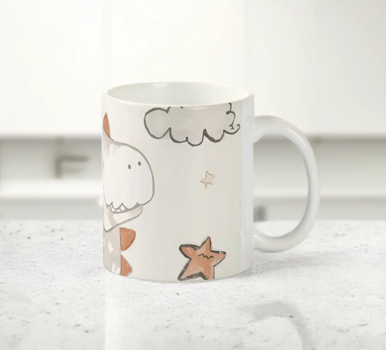 Illustrazione di un simpatico dinosauro felice con nuvole e stelle tazza in ceramica da DesignDoodle
