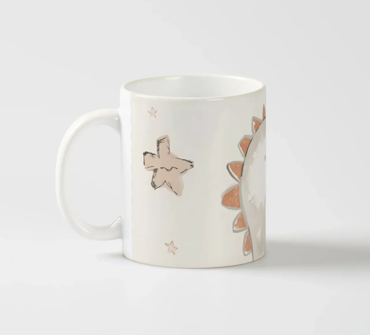 Illustrazione di un simpatico dinosauro felice con nuvole e stelle tazza in ceramica da DesignDoodle