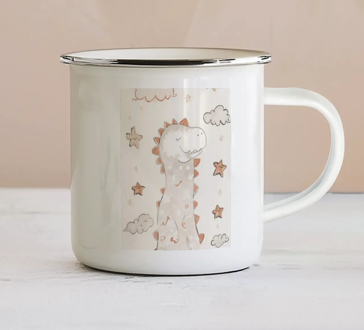 Illustrazione di un simpatico dinosauro felice con nuvole e stelle tazza in smalto da DesignDoodle