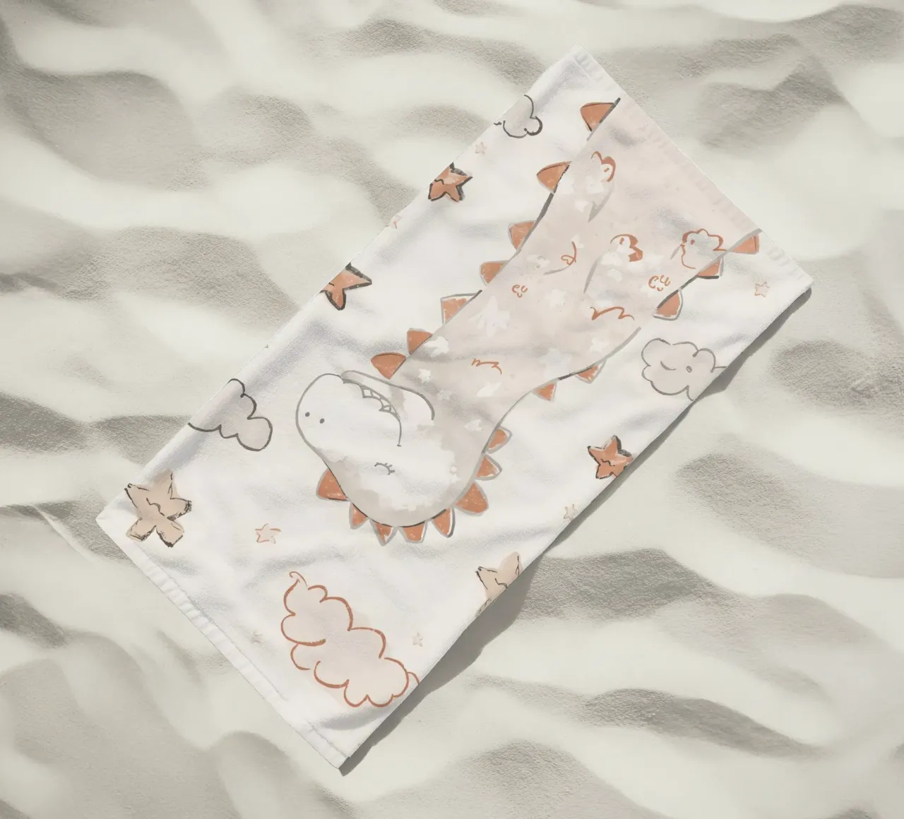 Illustrazione di un simpatico dinosauro felice con nuvole e stelle telo mare da DesignDoodle