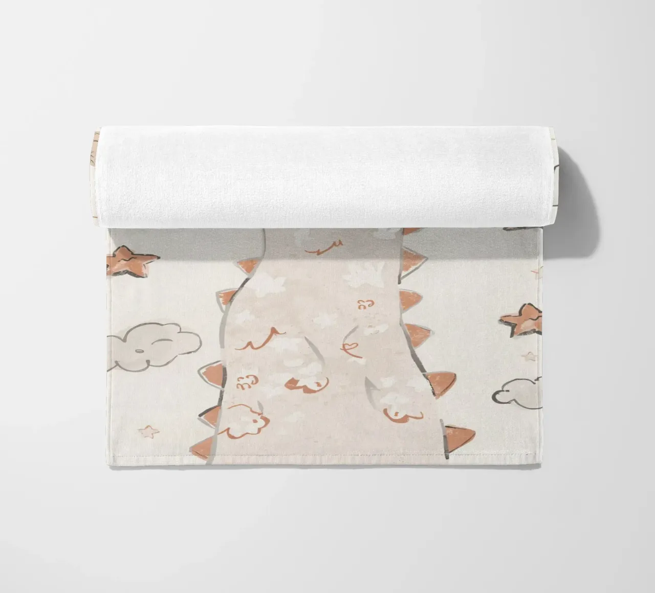 Illustrazione di un simpatico dinosauro felice con nuvole e stelle telo mare da DesignDoodle