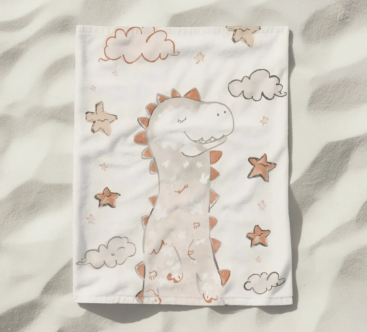 Illustrazione di un simpatico dinosauro felice con nuvole e stelle telo mare da DesignDoodle