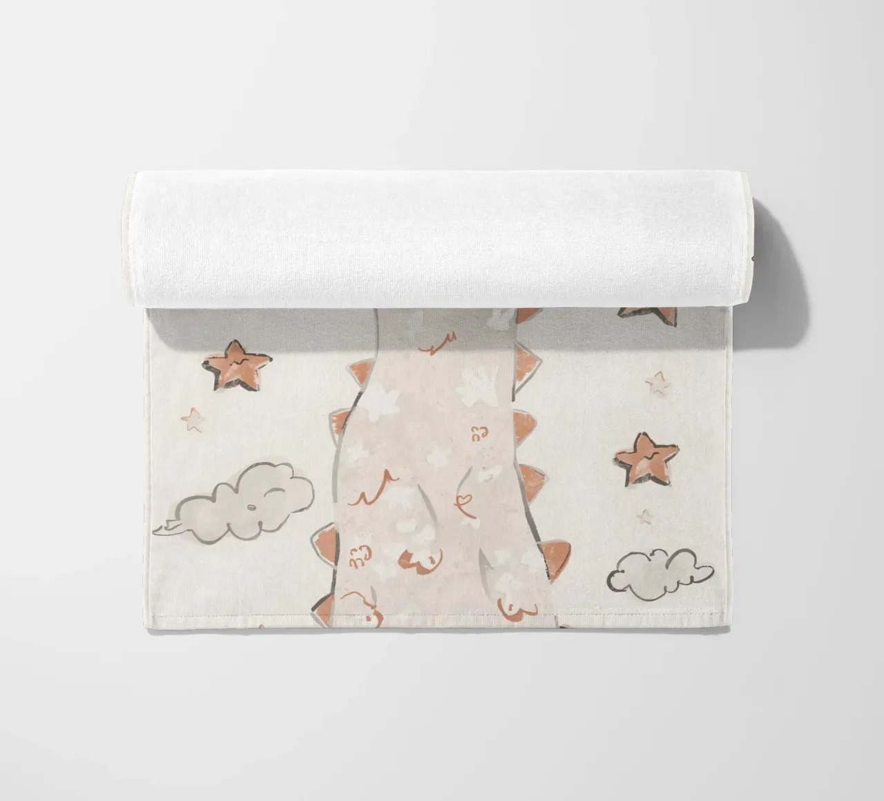 Illustrazione di un simpatico dinosauro felice con nuvole e stelle telo mare da DesignDoodle