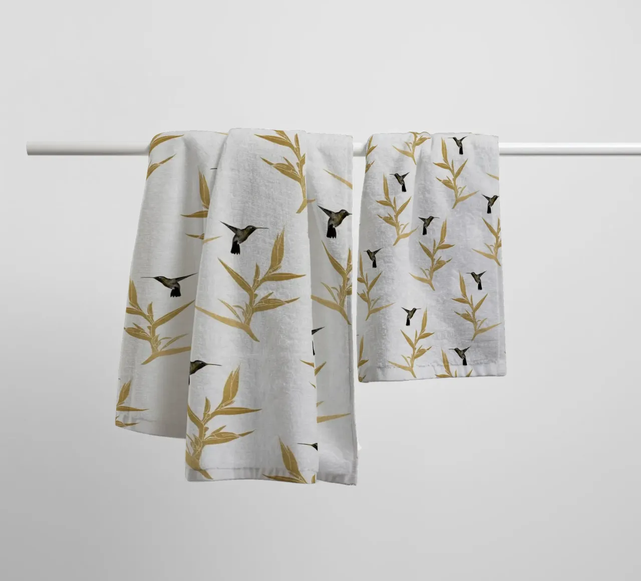 Colibrì e fiori II asciugamano da bagno da Orara Studio