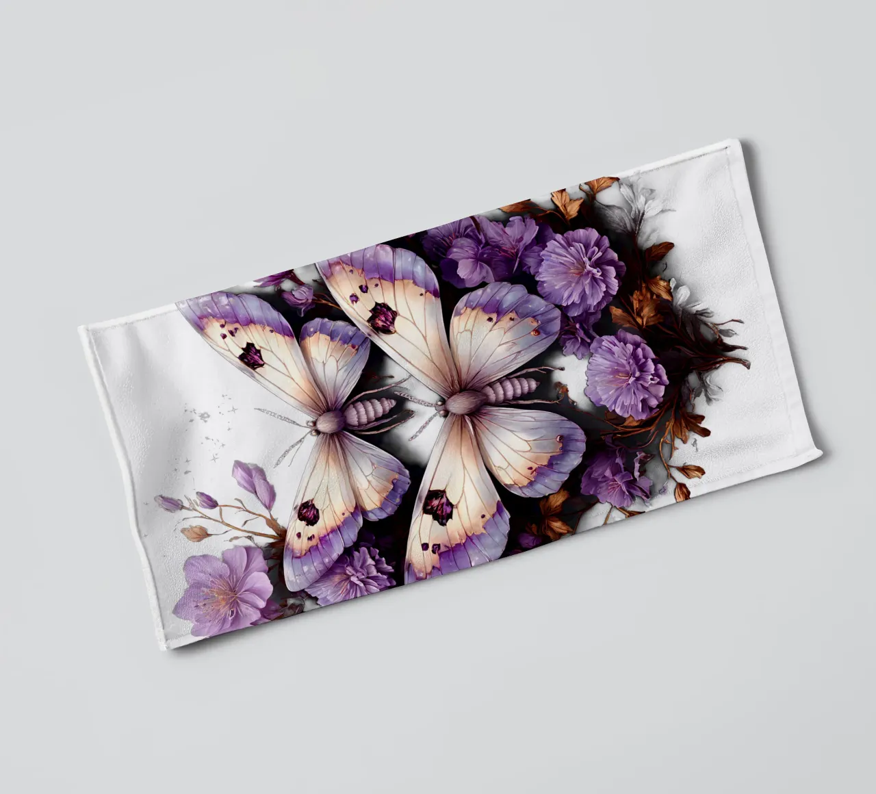 Falene magiche con fiori viola asciugamano da bagno da Eva Nev
