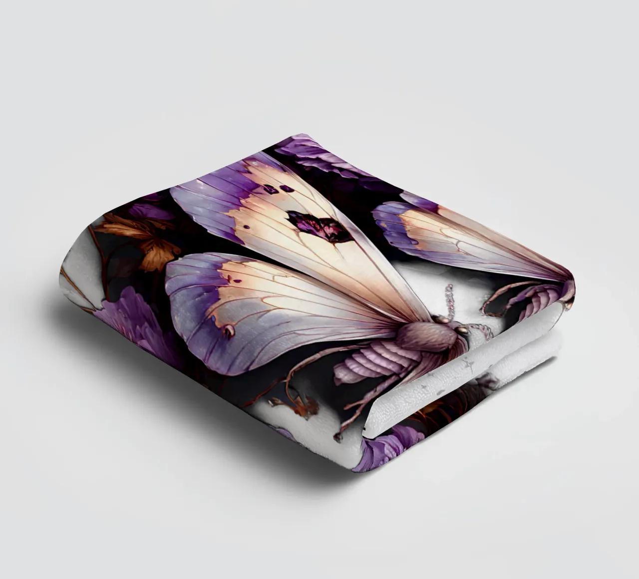Falene magiche con fiori viola asciugamano da bagno da Eva Nev