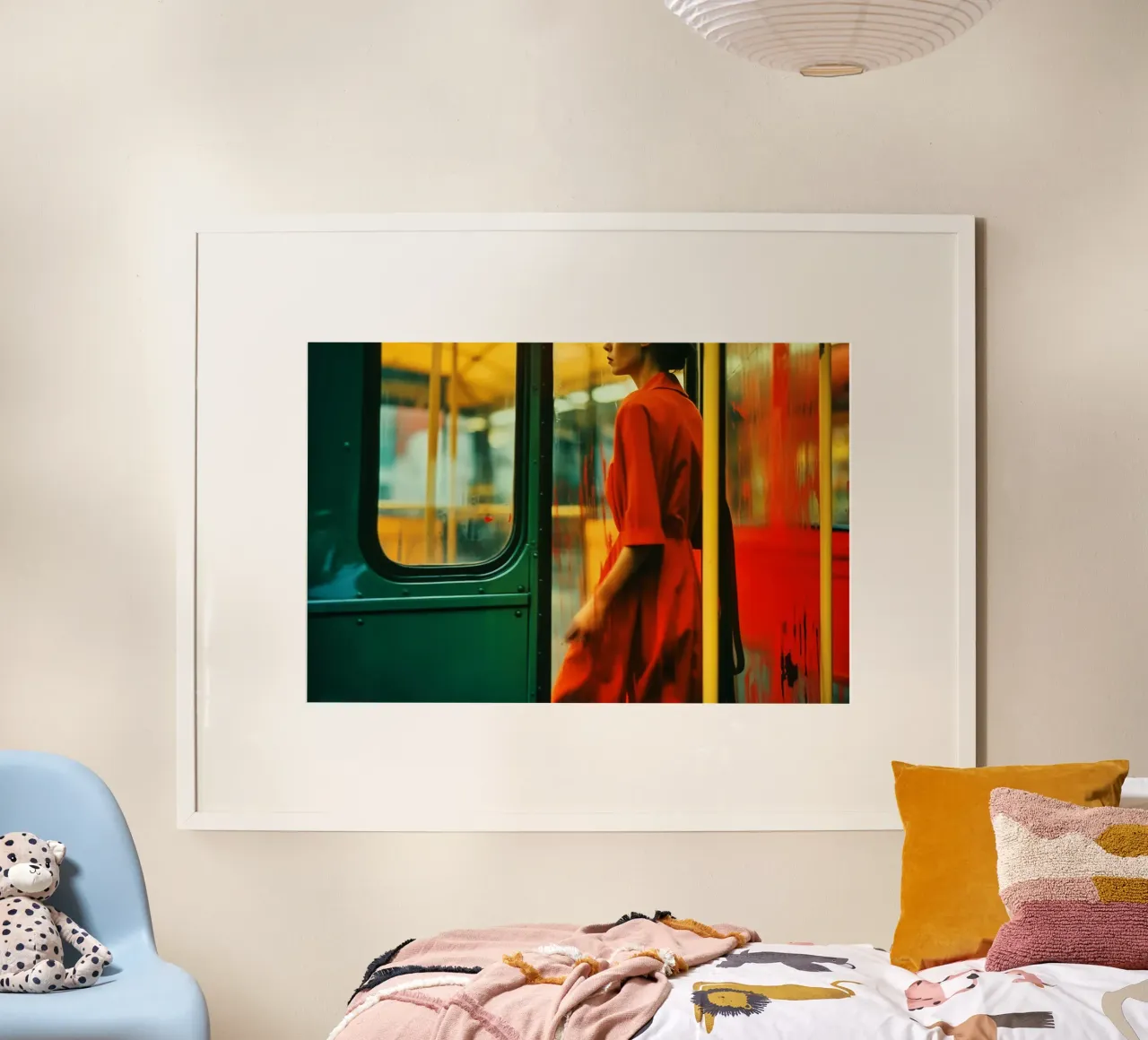 Treno notturno della metropolitana di New York Donna poster con telaio in plastica da Autofocus