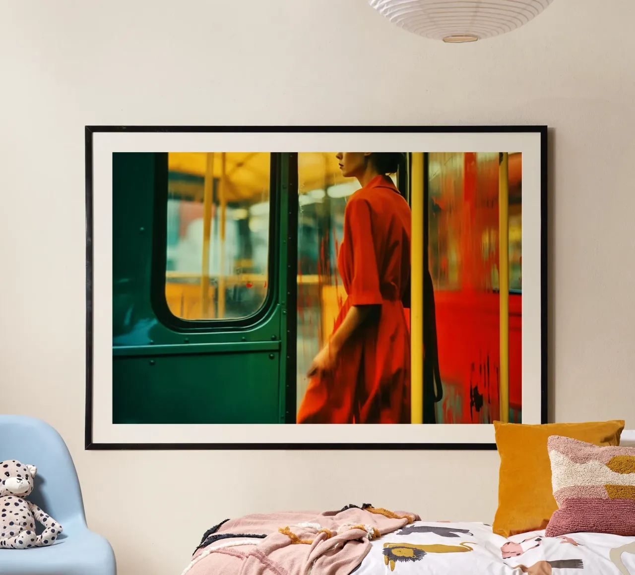 Treno notturno della metropolitana di New York Donna poster con telaio in plastica da Autofocus