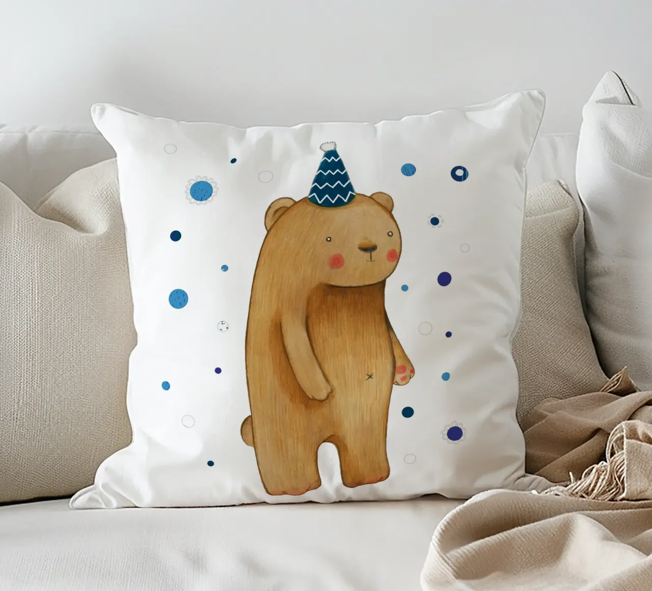 Judith Loske - Orso di compleanno cuscino da The Artcircle