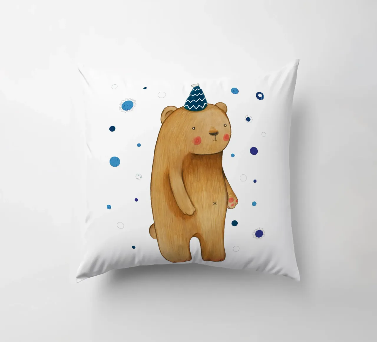 Judith Loske - Orso di compleanno cuscino da The Artcircle