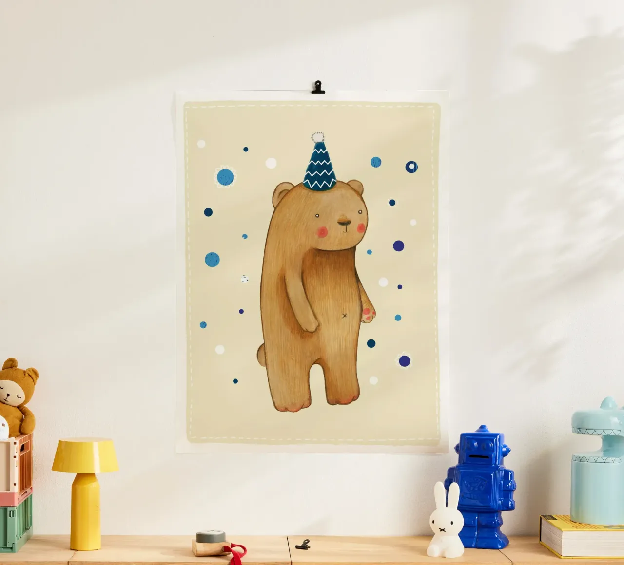 Judith Loske - Orso di compleanno poster con telaio in plastica da The Artcircle