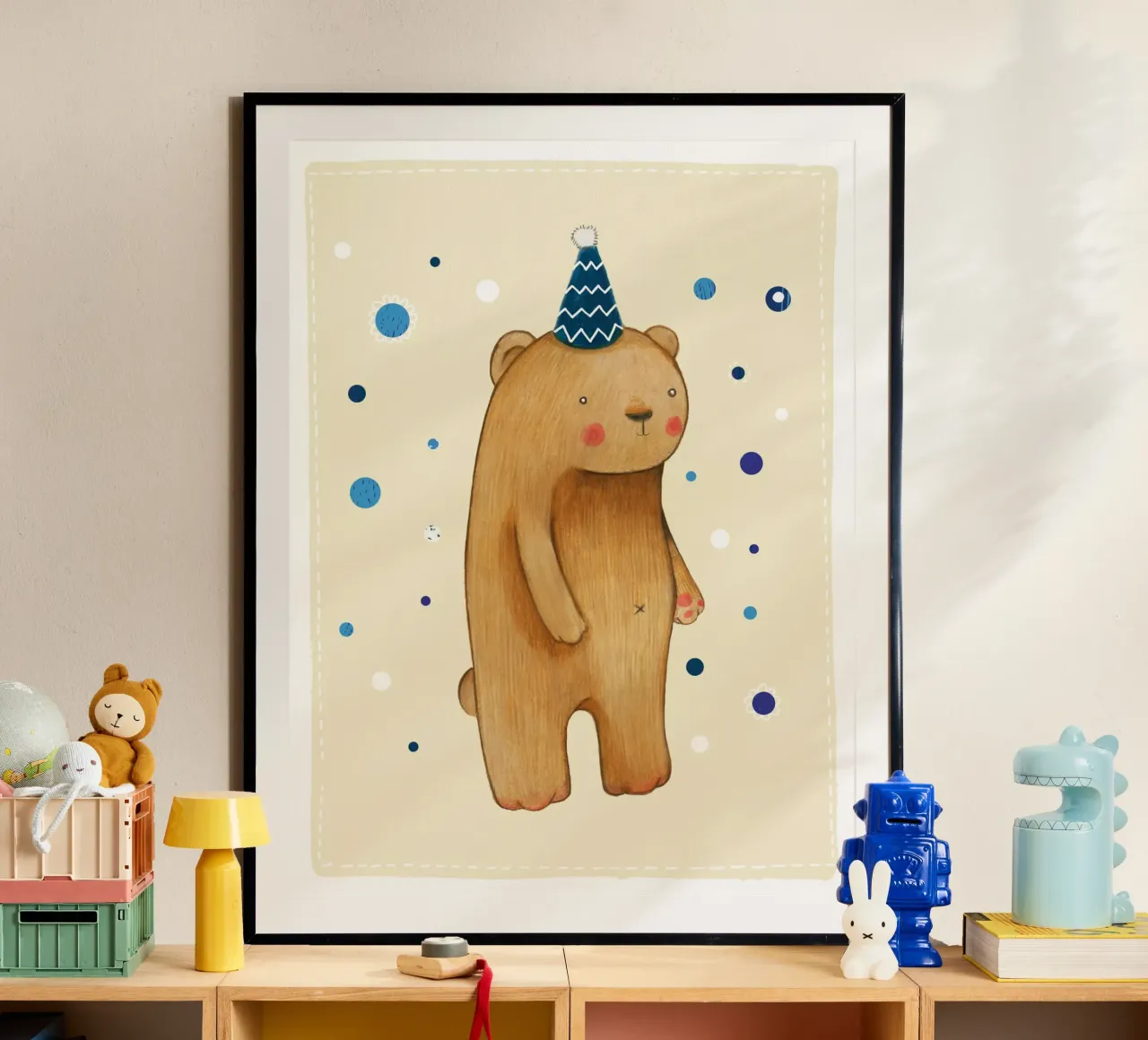 Judith Loske - Orso di compleanno poster con telaio in plastica da The Artcircle