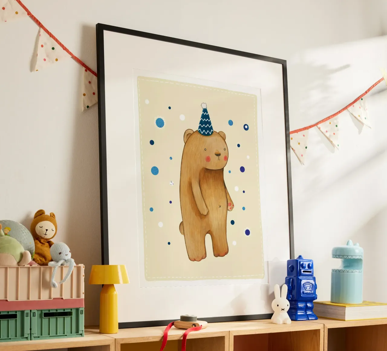 Judith Loske - Orso di compleanno poster con telaio in plastica da The Artcircle