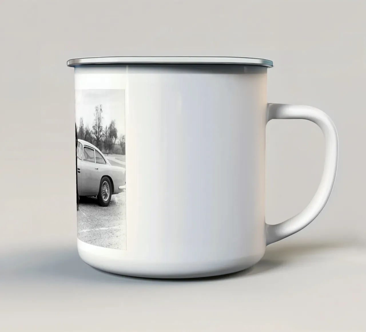 Man met oldtimer emaille mok van Shiva Shops