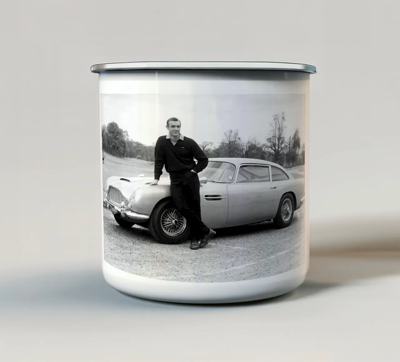 Man met oldtimer emaille mok van Shiva Shops