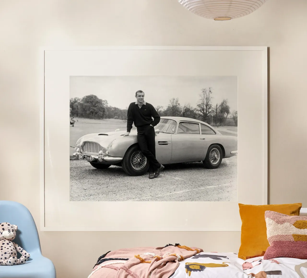 Man met oldtimer poster van Shiva Shops