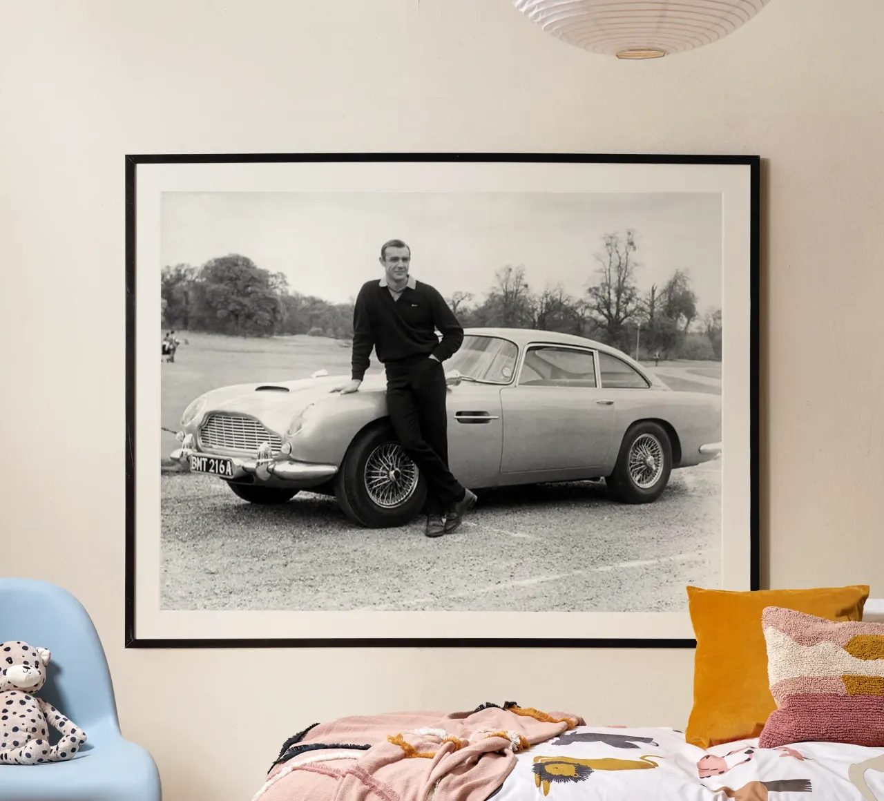 Man met oldtimer poster van Shiva Shops