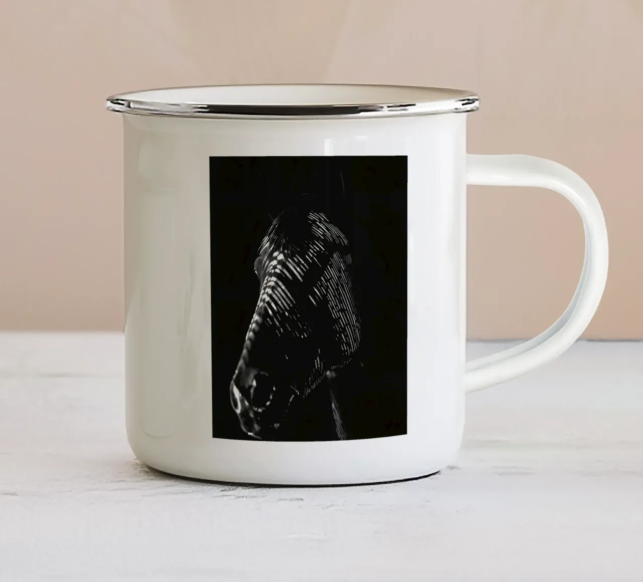 Testa di cavallo con linee incise tazza in smalto da DesignDoodle